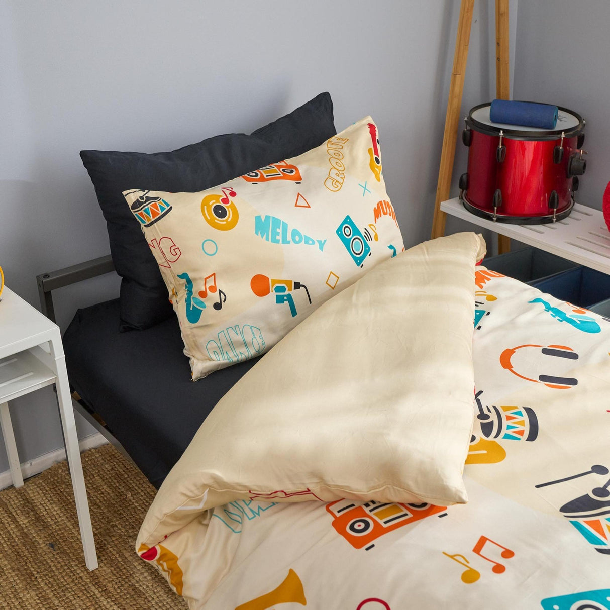 Children's bedroom with musical-themed bedding and pillows.